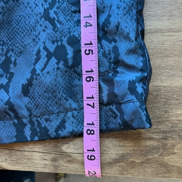 GUESS Women’s Gray Snakeskin Windbreaker Size Small - Picture 8 of 11